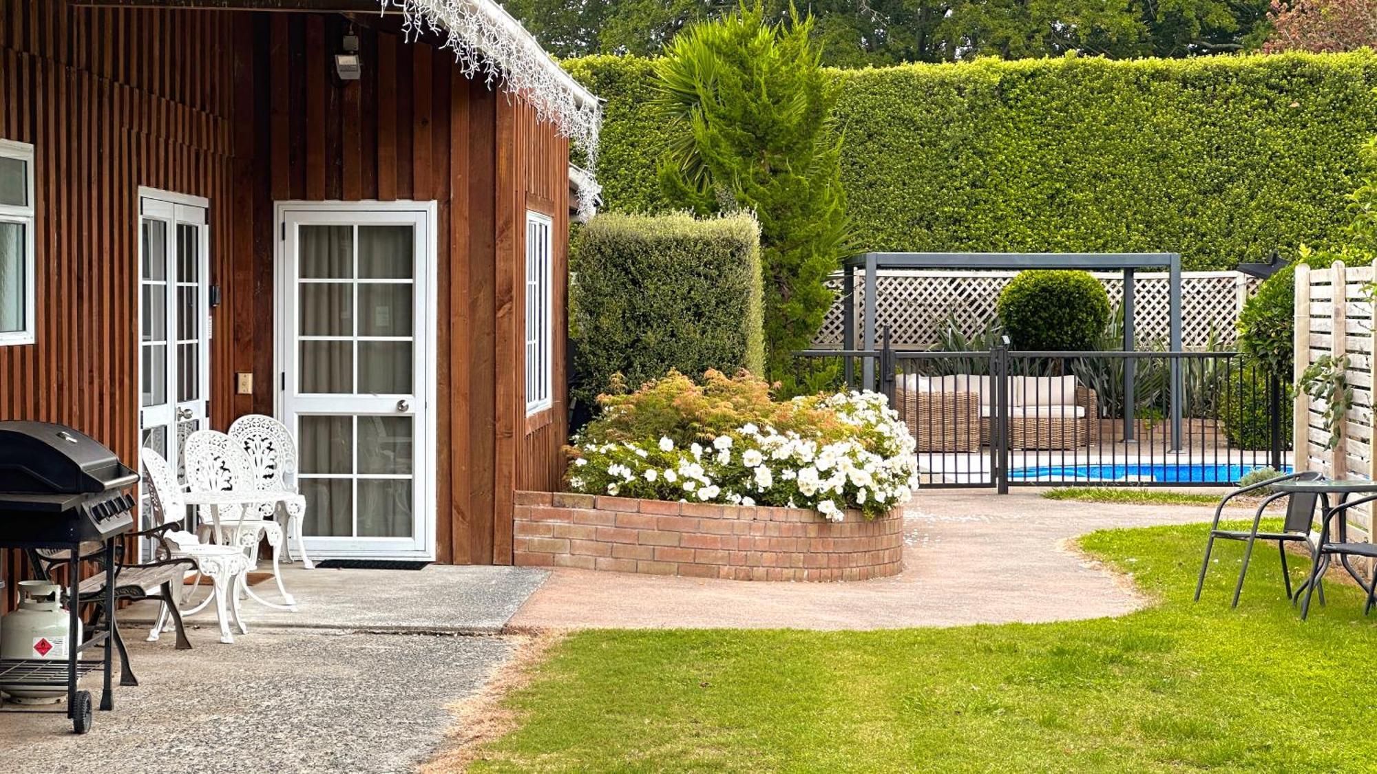 Hotel Rustling Oaks Nz Boho Pool House Cambridge Esterno foto