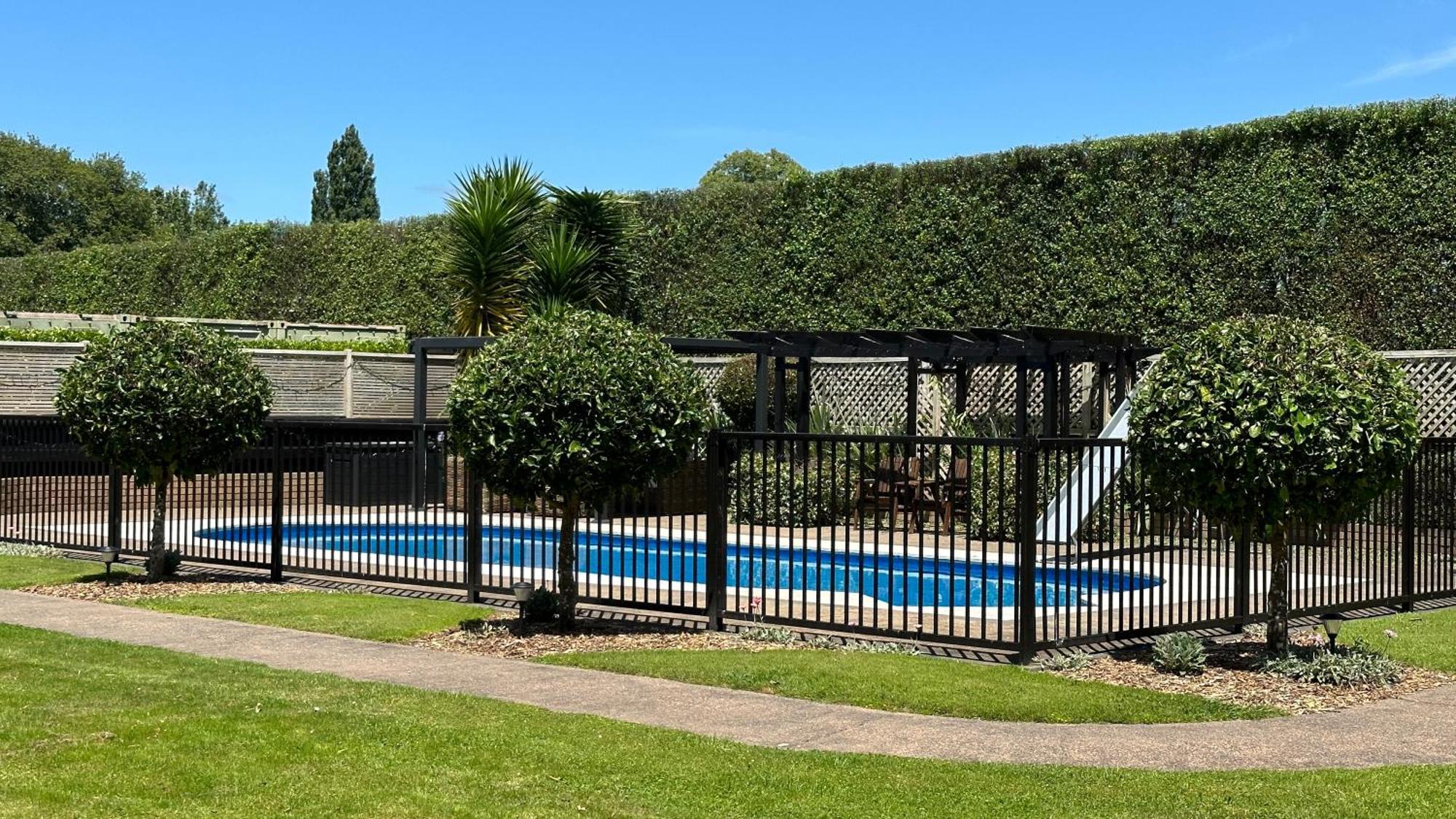 Hotel Rustling Oaks Nz Boho Pool House Cambridge Esterno foto